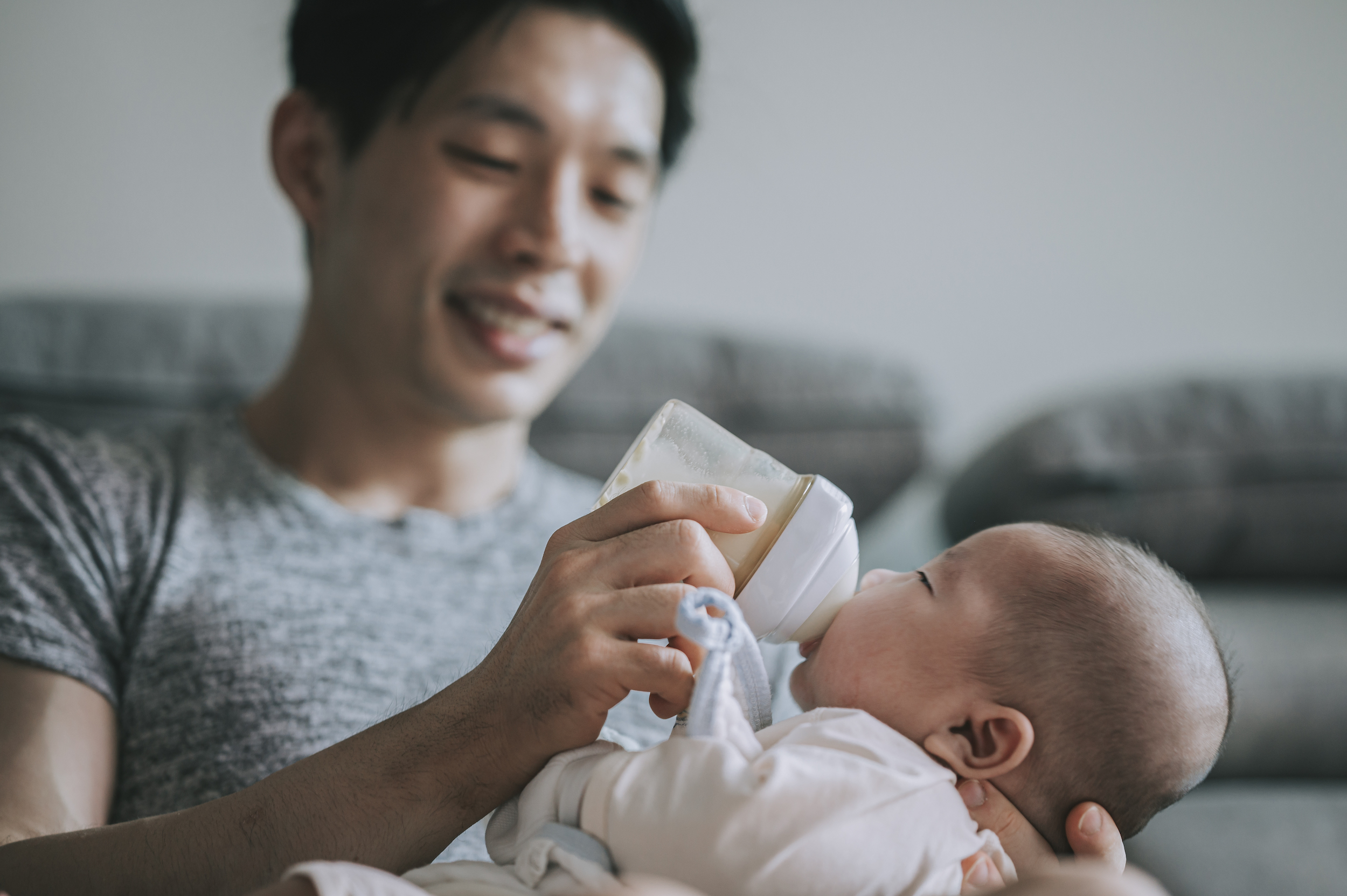 親餵寶寶和瓶餵寶寶，肚肚內都容易產生氣體，因此需要爸媽幫寶寶拍嗝，幫助寶寶順利打嗝，排出體內多餘的氣體。
