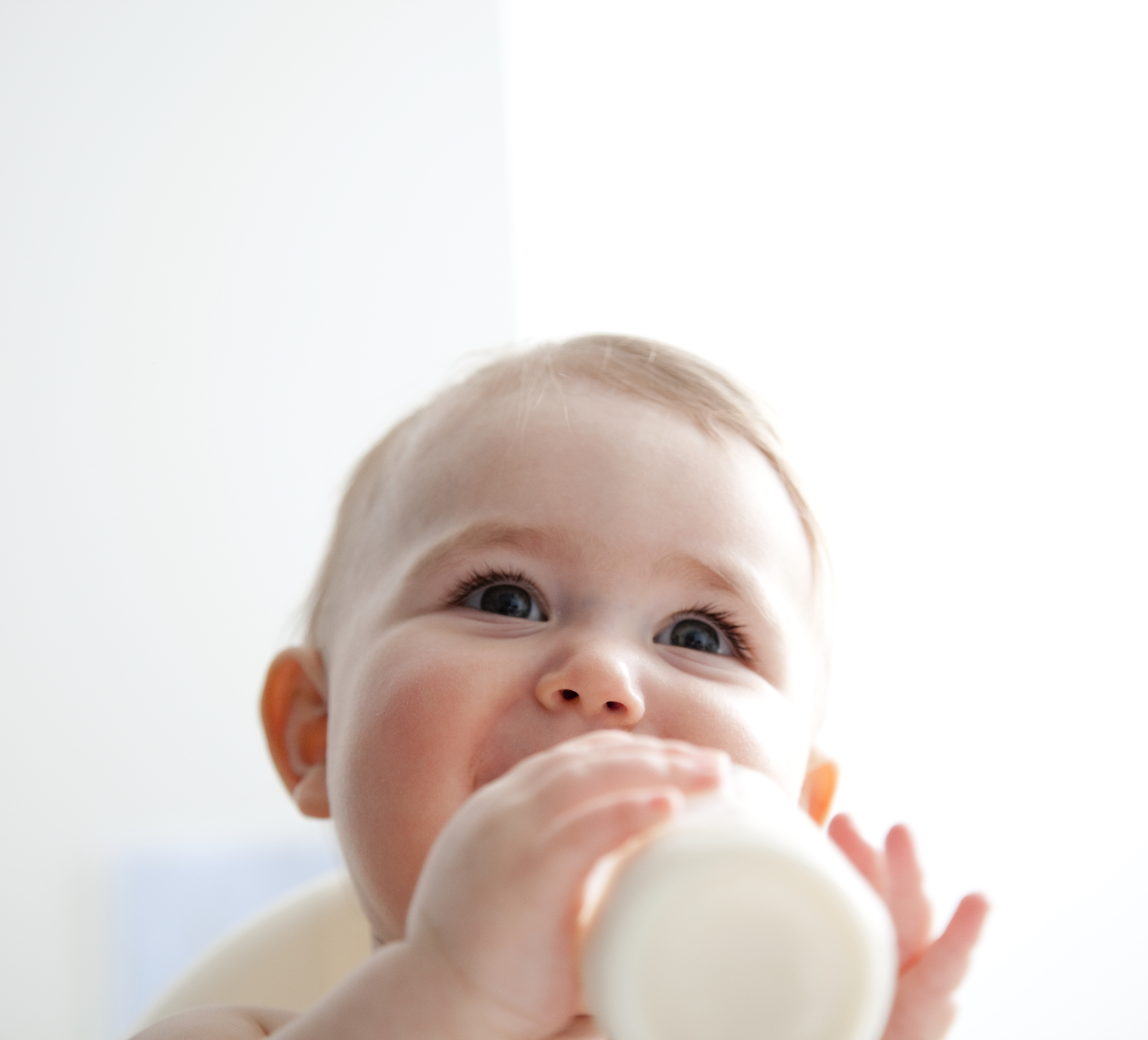 ▲新生兒奶量表生兒奶量的參考基準，也建議從尿布更換次數、尿液、體重來觀察寶寶是否吃飽 