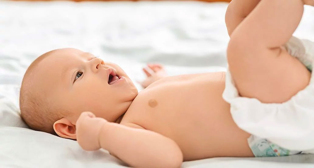 嬰兒便祕症狀除排便困難、大便乾硬外，還會出現肚子痛、肛門出血等問題